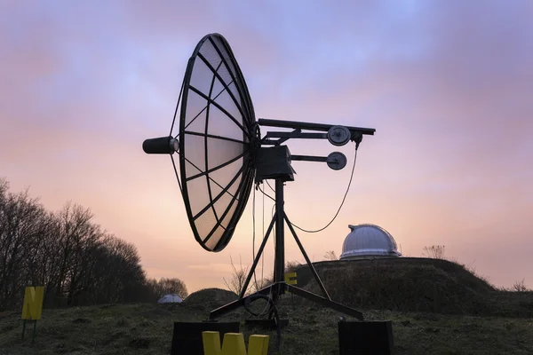 Antenne satellite utilisée dans un observatoire astronomique . — Photo