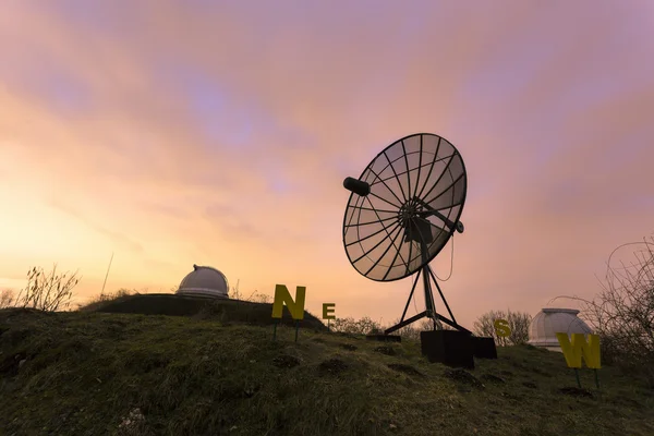 Antenne satellite utilisée dans un observatoire astronomique . — Photo