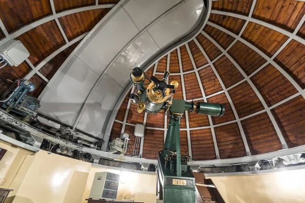 Astronomie-Teleskop in einem astronomischen Observatorium — Stockfoto