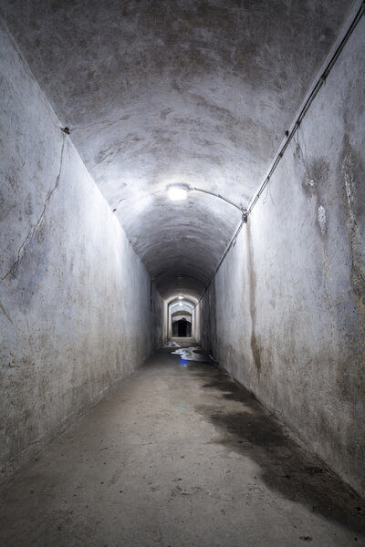 Разрушенный коридор с лампами
.