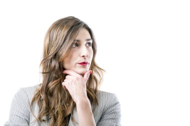 Genç kadın düşünüyor.