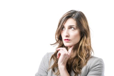 Genç kadın düşünüyor.