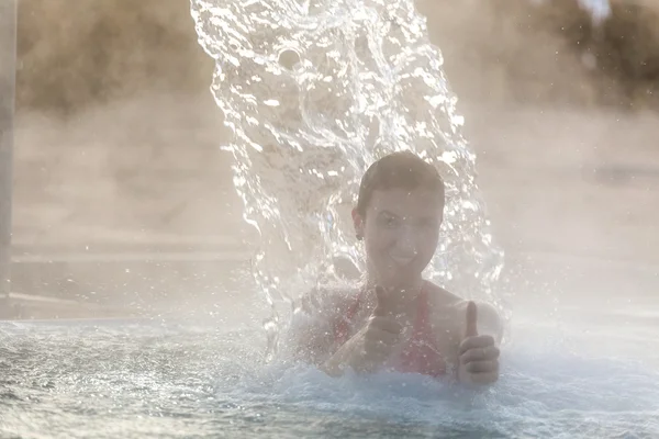Jeune femme relaxante dans la piscine thermale . — Photo