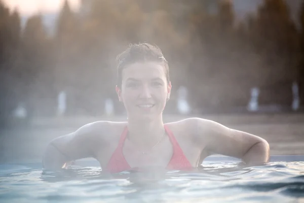 Jonge vrouw ontspannen in thermaal zwembad. — Stockfoto