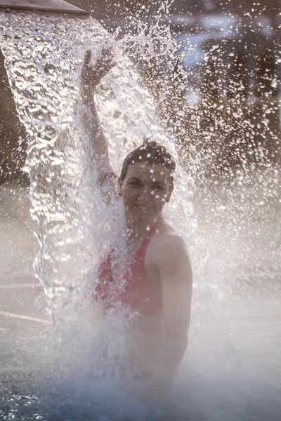 Jeune femme relaxante dans la piscine thermale . — Photo