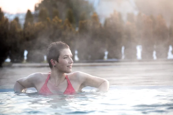 Giovane donna rilassante in piscina termale . — Foto Stock