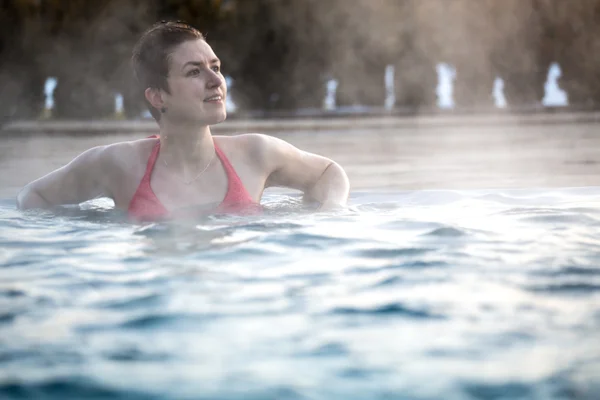Fiatal nő pihentető termálvizes medence. — Stock Fotó