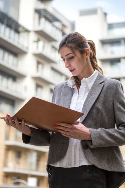 Femme d'affaires regardant certains documents — Photo