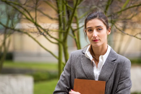 Moe zakenvrouw of student buiten. — Stockfoto