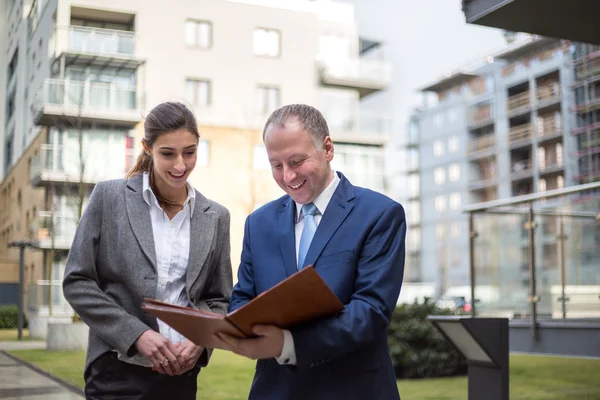 Two business people discussing outside the office — Stock Photo, Image