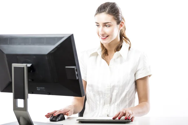 コンピューターで作業してきれいな女性 — ストック写真