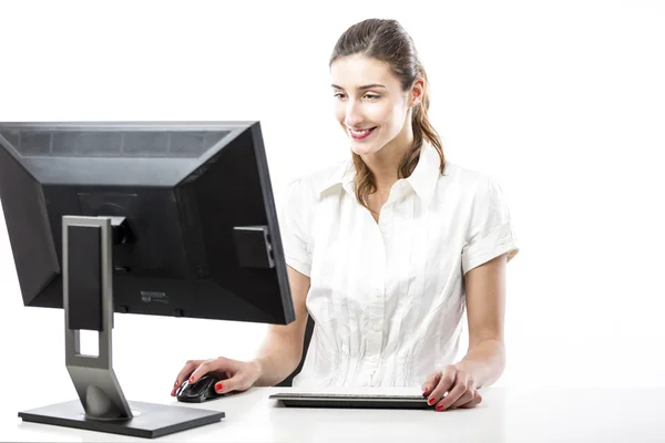 컴퓨터에서 작업 하는 예쁜 여자 — 스톡 사진