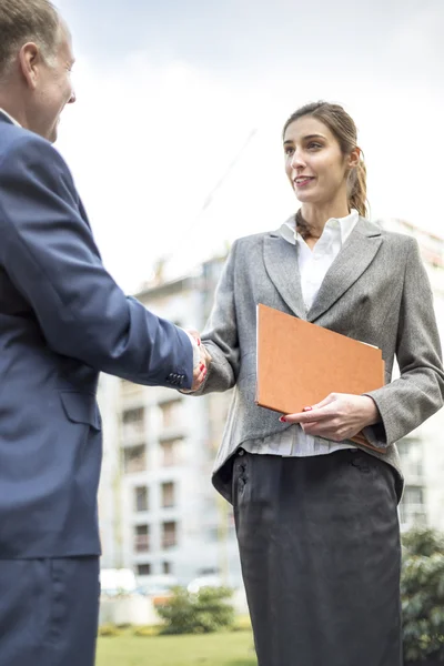 Well done! Congratulations. Two business people outside the offi — Stock Photo, Image