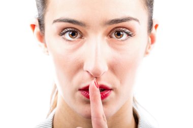 Şşş. dudaklarında parmak.