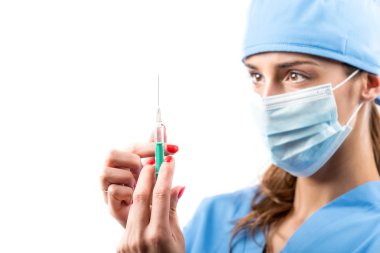 Hemşire onun elinde şırınga.