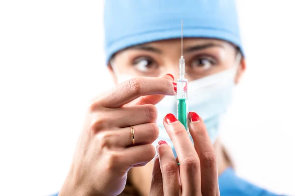 En sjuksköterska med spruta i handen. — Stockfoto