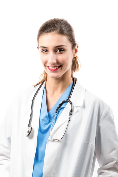 Jeune médecin souriant avec un stéthoscope — Photo