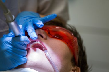 Hasta dişçi ofisinde - gerçek iş.