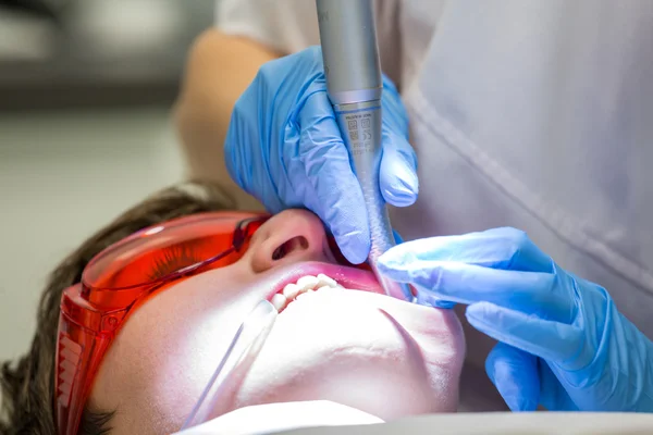 Paciente en el consultorio del dentista - trabajo real . — Foto de Stock