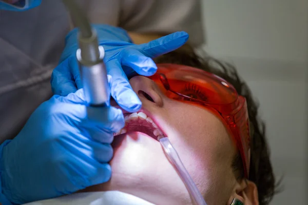 Patient in Zahnarztpraxis - echte Arbeit. — Stockfoto