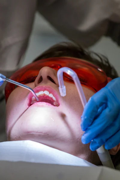 Paciente en el consultorio del dentista - trabajo real . — Foto de Stock