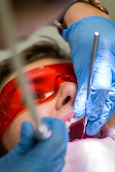 Пациент в стоматологическом кабинете - реальная работа . — стоковое фото