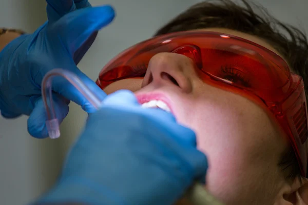 Ficando aparelhos nos dentes — Fotografia de Stock