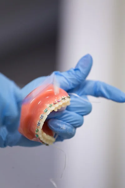 Cinta de dentes na mandíbula artificial — Fotografia de Stock