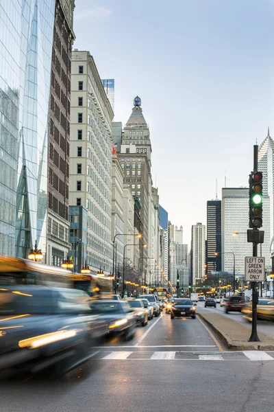 Lalu lintas di pusat kota Chicago, Illinois, Amerika Serikat — Stok Foto