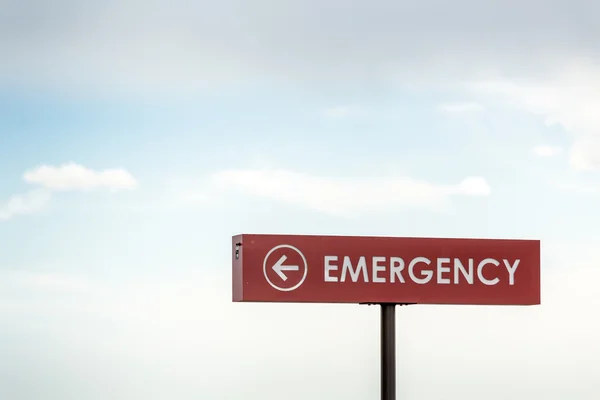 Έκτακτης ανάγκης πινακίδα που οδηγεί στο νοσοκομείο — Φωτογραφία Αρχείου
