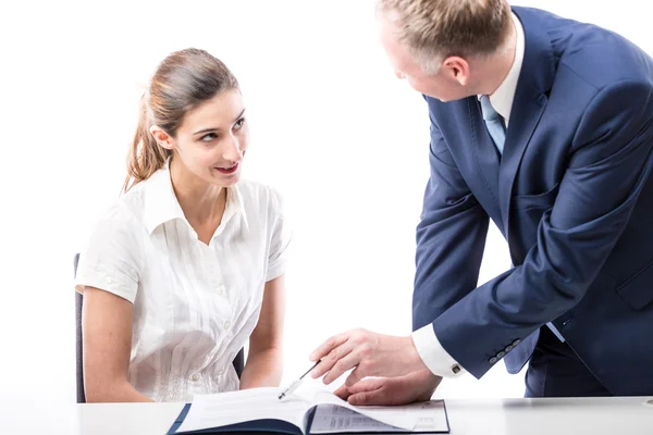 Homme d'affaires et femme d'affaires signant un document — Photo