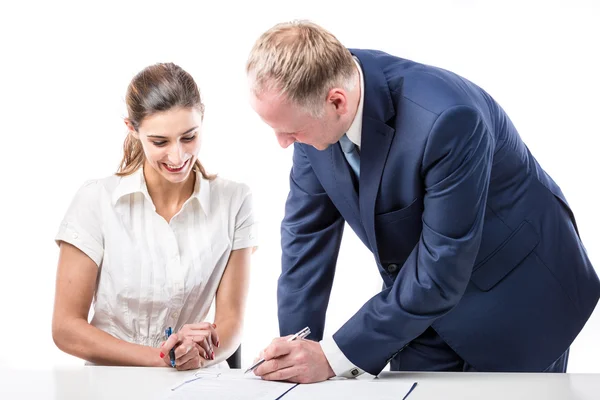 Zakenman en zakenvrouw ondertekenen van een papieren — Stockfoto