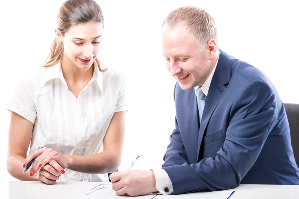 Zakenman en zakenvrouw ondertekenen van een papieren — Stockfoto