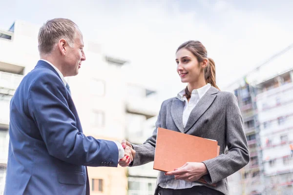 Businesswoman and businessman make a deal outdoor — Stock Photo, Image