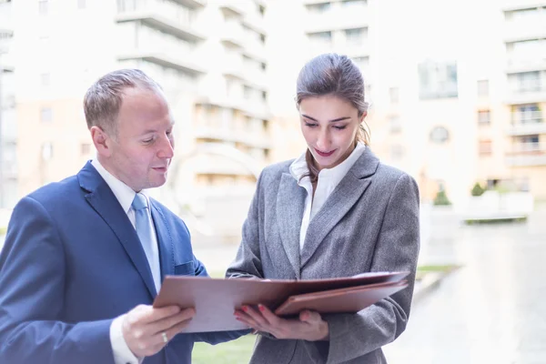 Businesswoman and businessman make a deal outdoor — Stock Photo, Image