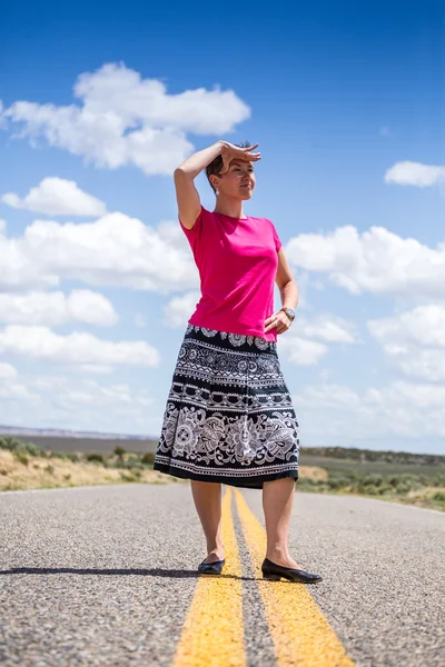 Mujer joven observando algo lejano —  Fotos de Stock