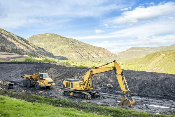 Specialiserade maskiner används till kol utgrävning — Stockfoto