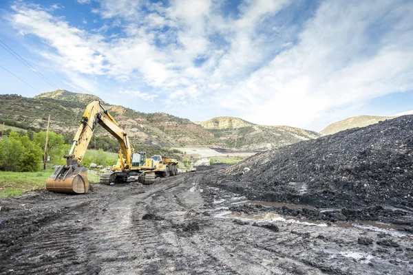 Máquinas de mineração, carvão e infra-estrutura — Fotografia de Stock