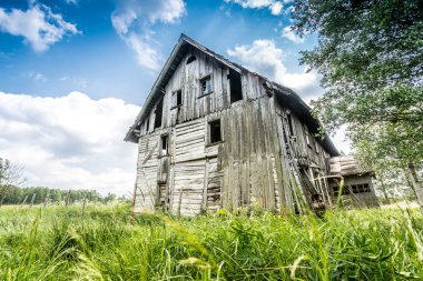 terk edilmiş ahşap ev