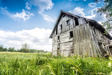 terk edilmiş ahşap ev