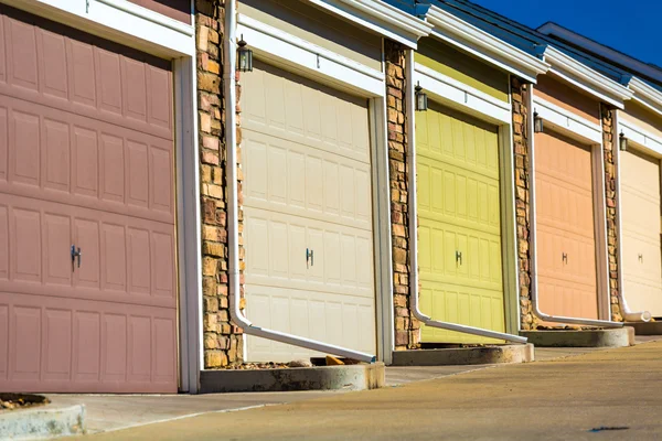 Kleurrijke garagedeuren — Stockfoto