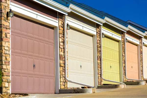 Portas de garagem coloridas — Fotografia de Stock