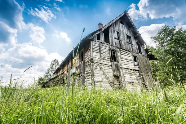 Casa de madeira abandonada — Fotografia de Stock