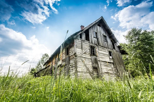 Заброшенный деревянный дом — стоковое фото