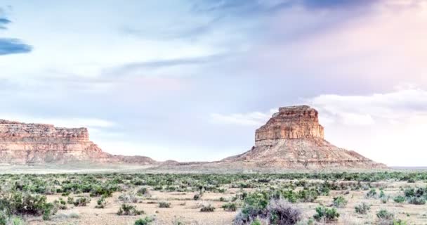 Coucher de soleil sur Fajada Butte dans le parc national du Chaco Canyon . — Video