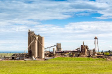 Güneşli gün boyunca çimento fabrikası