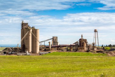 Güneşli gün boyunca çimento fabrikası
