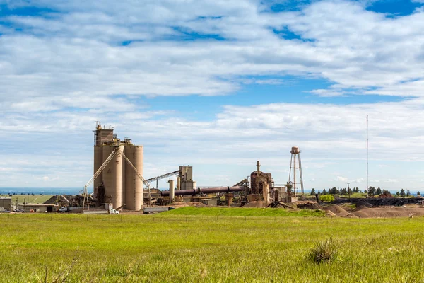 Cement plant during sunny day — Stock Photo, Image