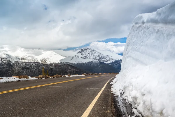 Estrada bem mantida no Parque Nacional das Montanhas Rochosas — Fotografia de Stock