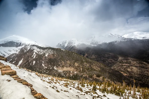 Blizzard arrive dans les montagnes Rocheuses — Photo